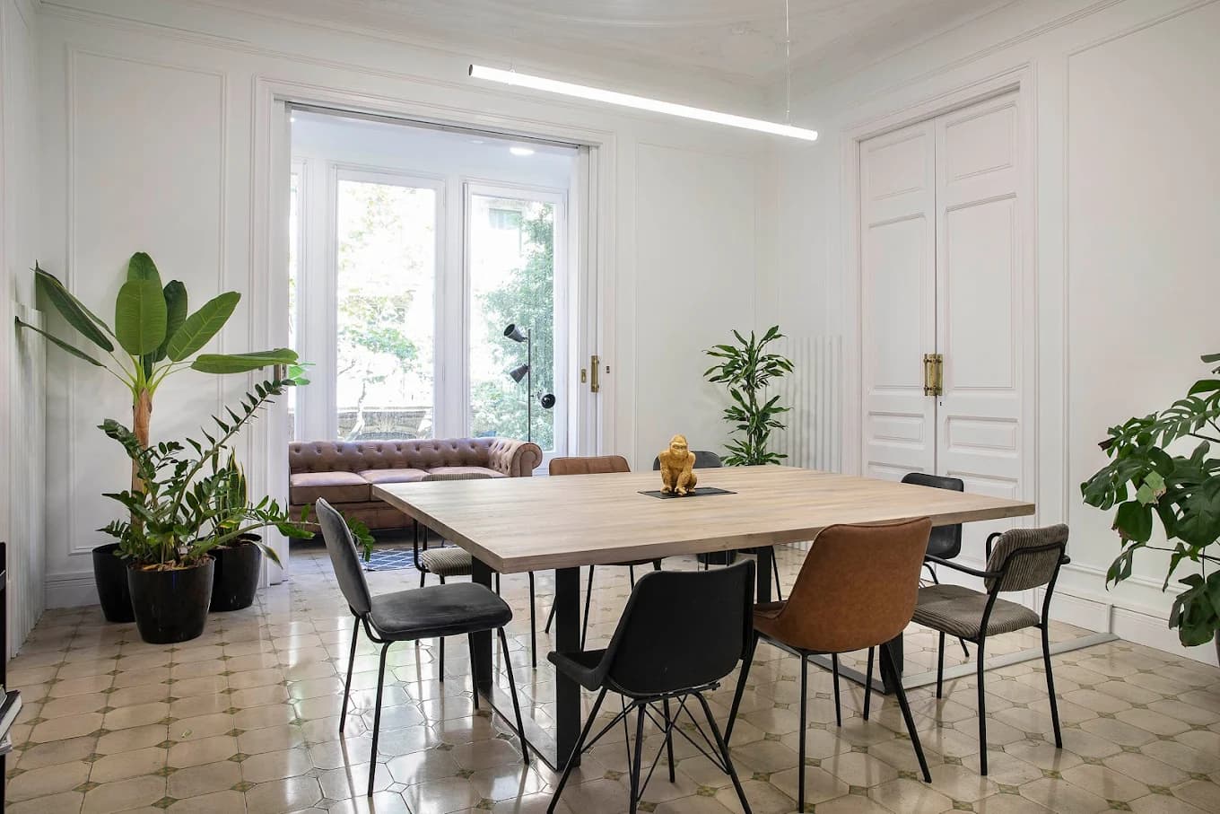 Sala de reuniones con plantas